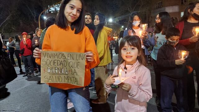 Padres y madres de San Juan marcharon tras la ola de suicidios adolescentes de los últimos meses.