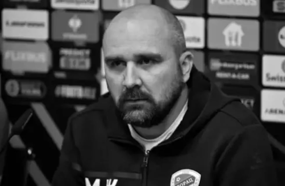 Un DT se descompensó en medio de un partido y falleció: el momento desolador de los jugadores