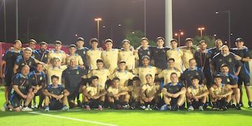 El plantel de Argentina de cara al debut en Qatar en el Mundial Sub 17. (Prensa Argentina)