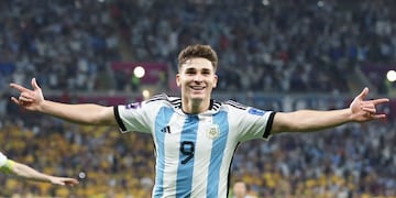 Julián Álvarez festeja su gol, el segundo de Argentina. En Calchín, todos con el Arañita (AP).