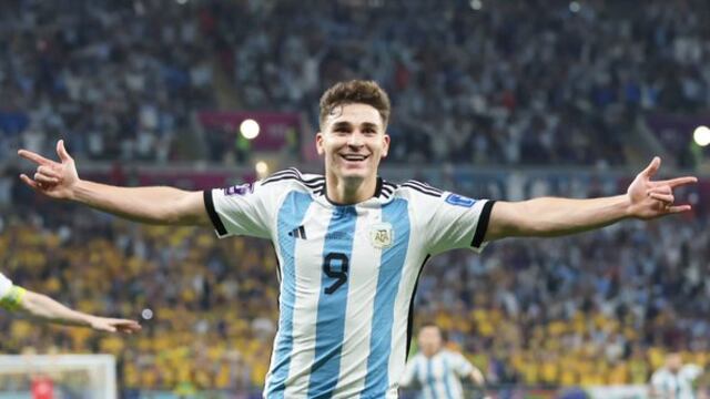 Julián Álvarez festeja su gol, el segundo de Argentina. En Calchín, todos con el Arañita (AP).