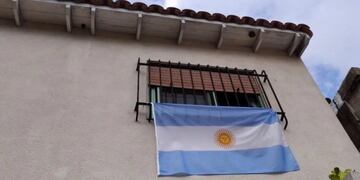 Bandera de Argentina en la ventana.