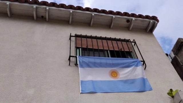 Bandera de Argentina en la ventana.