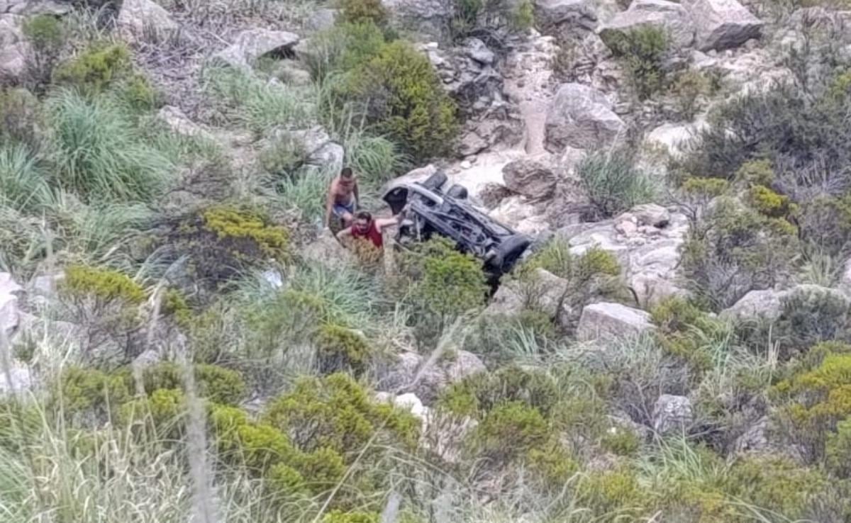 Una mujer murió por la caída de un auto en las Altas Cumbres.