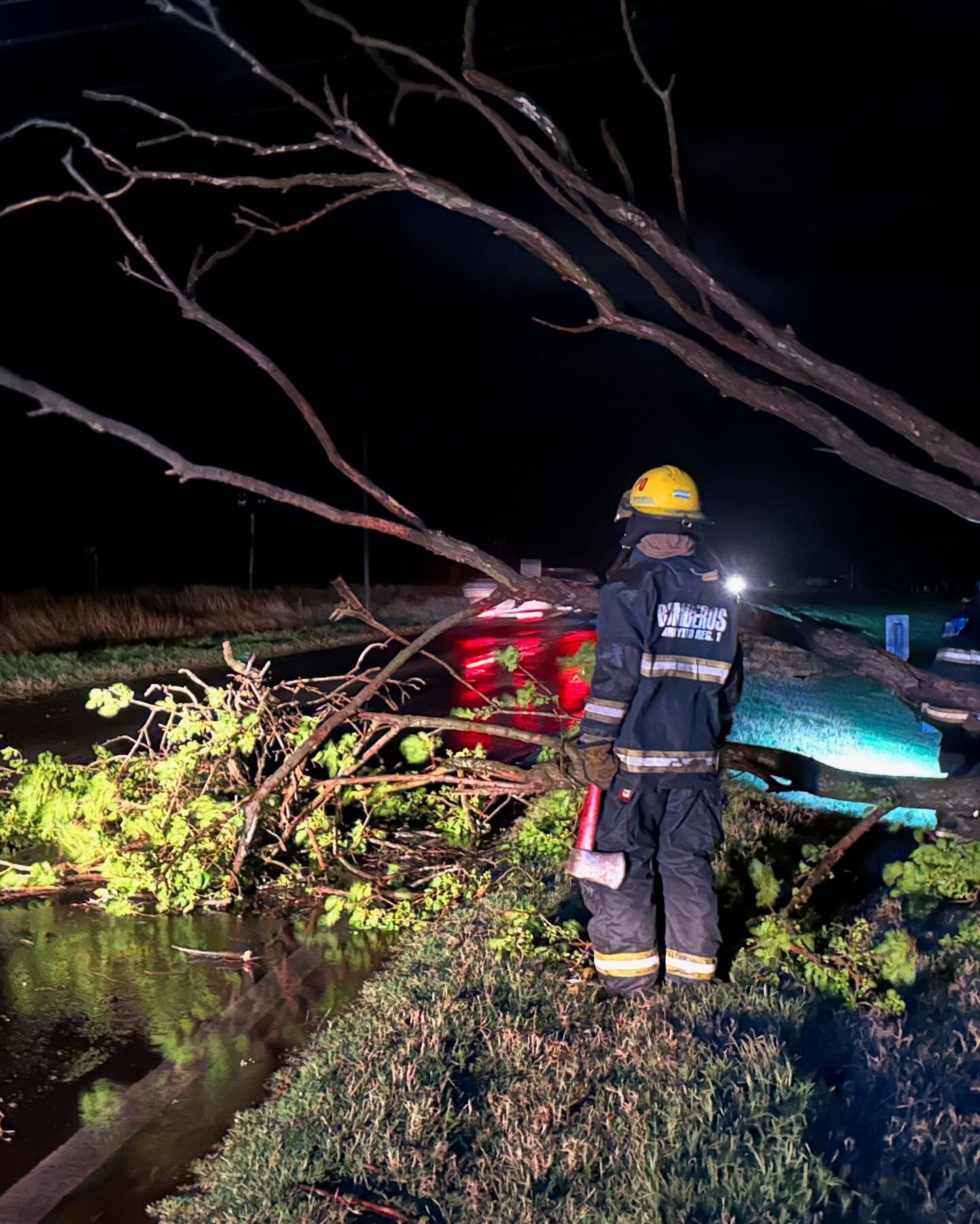 Arduo trabajo de Bomberos Voluntarios de Arroyito por el temporal de viento y lluvia