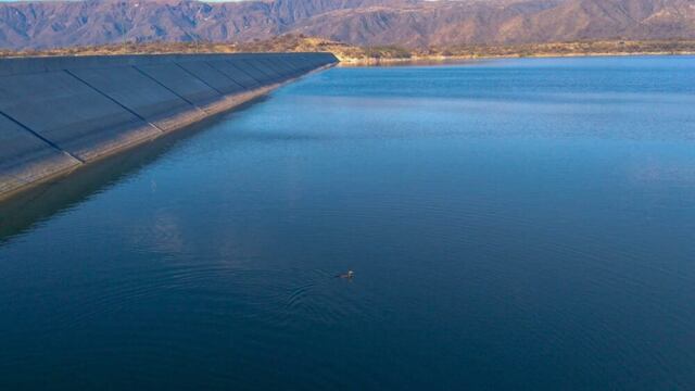 En el dique Las Palmeras de San Francisco del Monte de Oro están autorizadas a sacar solo 20 piezas de pejerrey. Gentileza