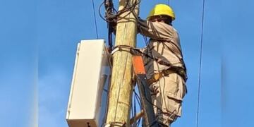 Energía de Misiones realiza mejoramiento del servicio en Wanda.