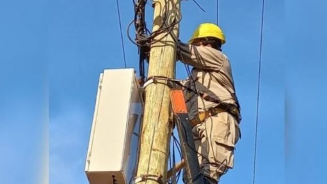 Energía de Misiones realiza mejoramiento del servicio en Wanda.