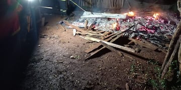 Un grupo de individuos incendiaron intencionalmente una vivienda en Jardín América.