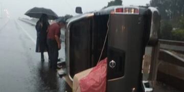 Accidente vial en Candelaria: despistó y volcó con su camioneta.