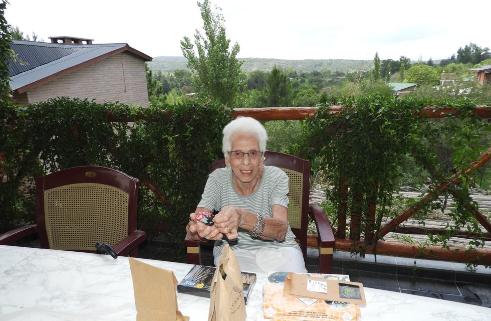 Tanti agasajó con obsequios a su “turista más longeva”