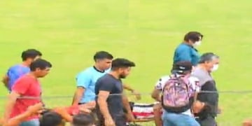 Uno de los jugadores fue afectado por un petardo que arrojaron desde la tribuna, y por eso se suspendió el partido.