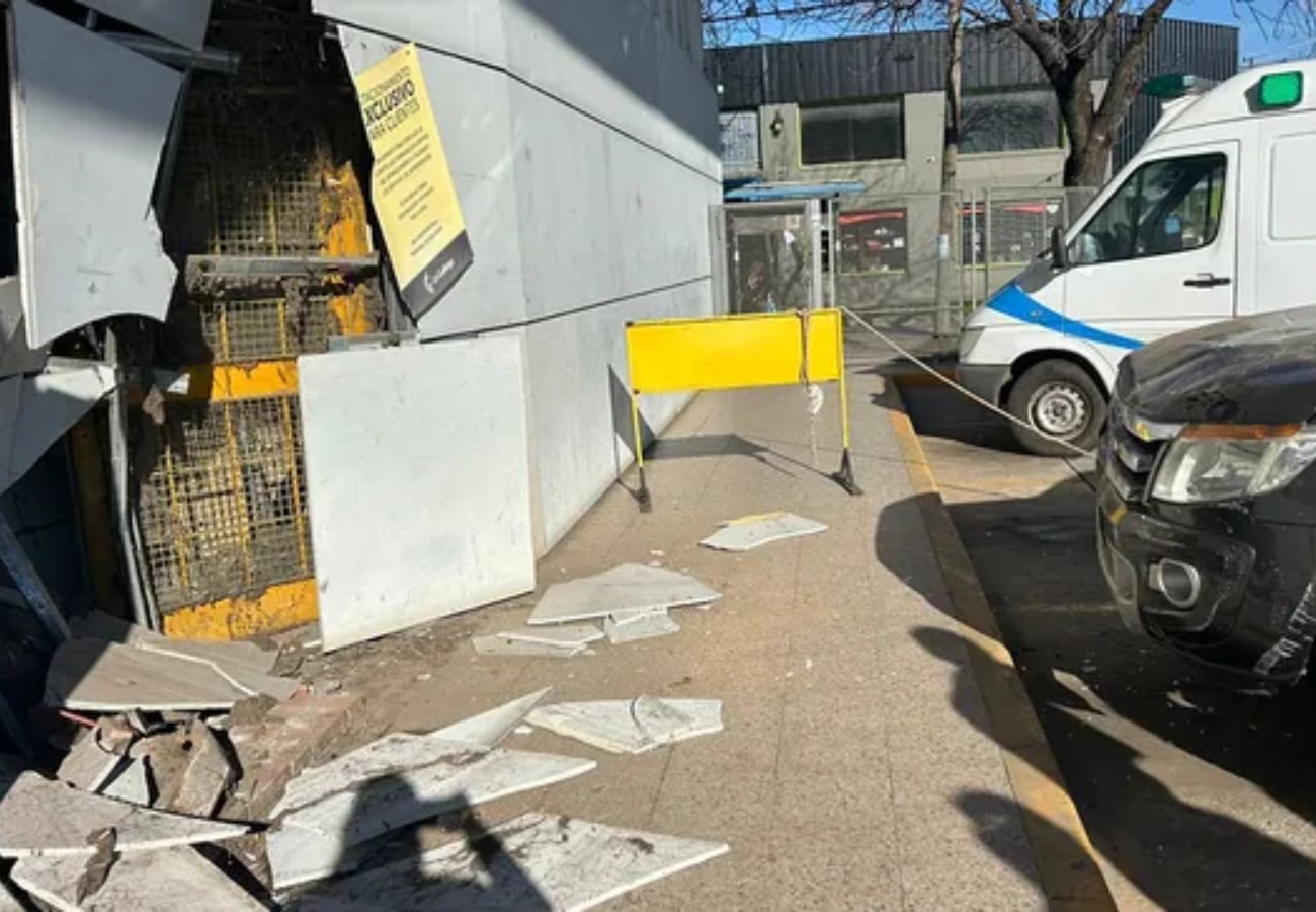 Chocó su camioneta contra un supermercado.