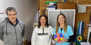 Camino a la Victoria Tres Arroyos entregó computadora y materiales al jardín de Claromecó