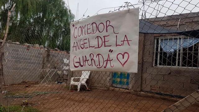 La gente del comedor sale a juntar cartones, para recaudar algo de dinero con el que comprar mercadería (El Doce).