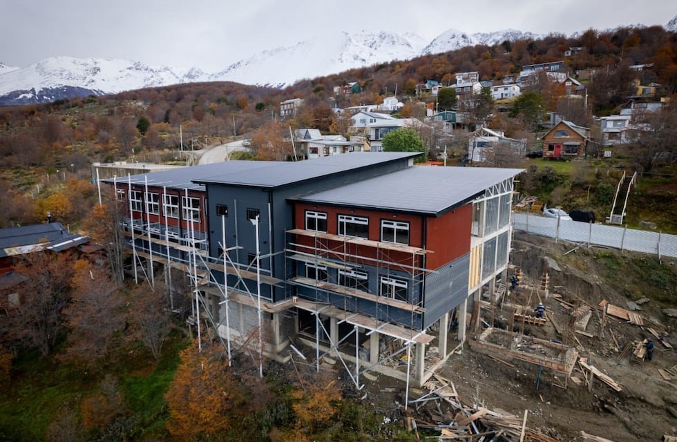 Melella recorrió los avances de la Escuela Provincial N°40 en Ushuaia