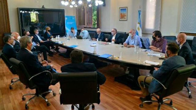 El ministro de Agricultura, Ganadería y Pesca de la Nación, Luis Basterra se reunió hoy con los representantes de la mesa intersectorial del maíz conformada en el marco del Consejo Agroindustrial Argentino (CAA). (Foto: Prensa agroindustria)