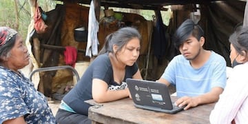 Maxi es un estudiante de la comunidad originaria wichí de General Enrique Mosconi, en Salta. Camina todos los día 1 hora par ir a la escuela.