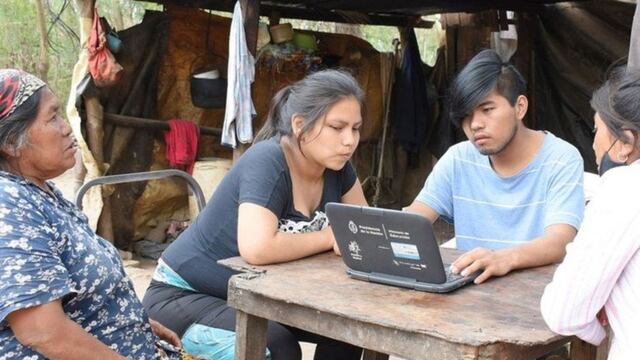 Maxi es un estudiante de la comunidad originaria wichí de General Enrique Mosconi, en Salta. Camina todos los día 1 hora par ir a la escuela.