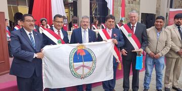 Como testimonio de hermandad con el pueblo tarijeño, el diputado provincial Fabián Tejerina entregó a las autoridades bolivianas una Bandera de la Libertad Civil, la enseña que legara el general Belgrano a Jujuy.