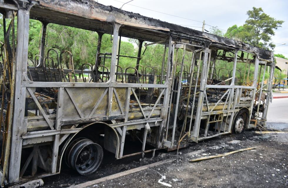 En menos de un año, se incendiaron 20 colectivos de la ciudad de Córdoba: cuáles son los motivos