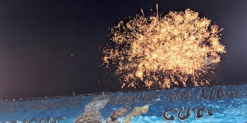 Cristian Romero representado en la imponente bandera que desplegó la hinchada de Belgrano en el Gigante de Alberdi, ante Instituto. (Nicolás Bravo / La Voz)