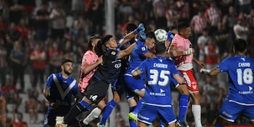 Si ganaba Instituto, se salvaba del descenso. Perdió ante un Vélez que consiguió aire (Facundo Luque / La Voz)