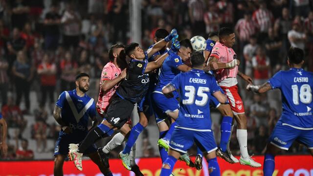 Si ganaba Instituto, se salvaba del descenso. Perdió ante un Vélez que consiguió aire (Facundo Luque / La Voz)