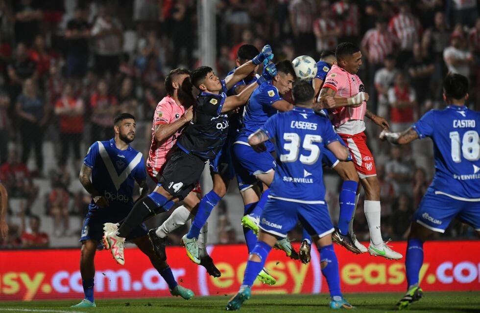 Instituto perdió ante un Vélez que es rival directo, y sigue en la pelea por no descender