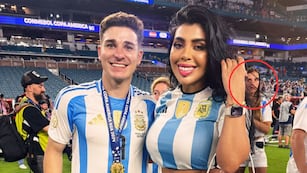 La foto de Julián Álvarez, una fan y Emilia Ferrero que se hizo viral.