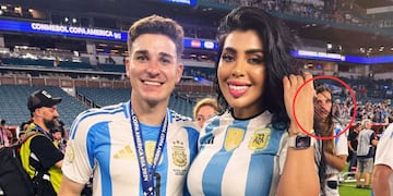 La foto de Julián Álvarez, una fan y Emilia Ferrero que se hizo viral.