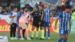 Agresión al juez de línea en el partido Godoy Cruz vs Talleres en la cancha de Mendoza.