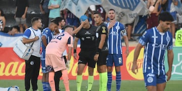 Agresión al juez de línea en el partido Godoy Cruz vs Talleres en la cancha de Mendoza.