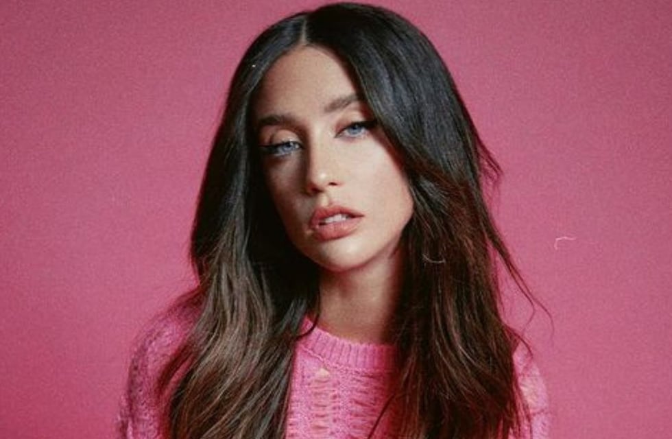 María Pedraza posó con una campera de brillos abierta y sin nada abajo