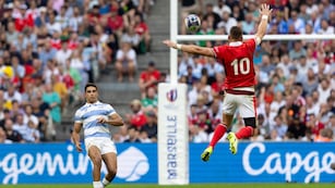 El cordobés Santiago Carreras, en acción frente a Gales, para clasificar a semifinales (Prensa UAR / World Rugby).