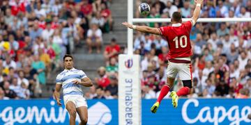 El cordobés Santiago Carreras, en acción frente a Gales, para clasificar a semifinales (Prensa UAR / World Rugby).