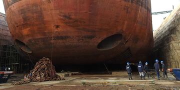 Intensa labor en los diques del Arsenal Naval