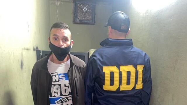 La foto de la entrega del presunto asesino de Joel Sánchez, el joven panadero que fue apuñalado. Twitter @NAagencia