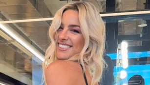 Ailén Bechara apostó por un vestido negro con aberturas y casi muestra de más