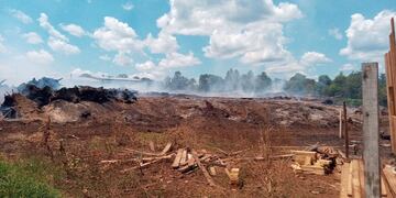 Asisten a vecinos del Km 18 de Eldorado tras un incendio de varias viviendas.