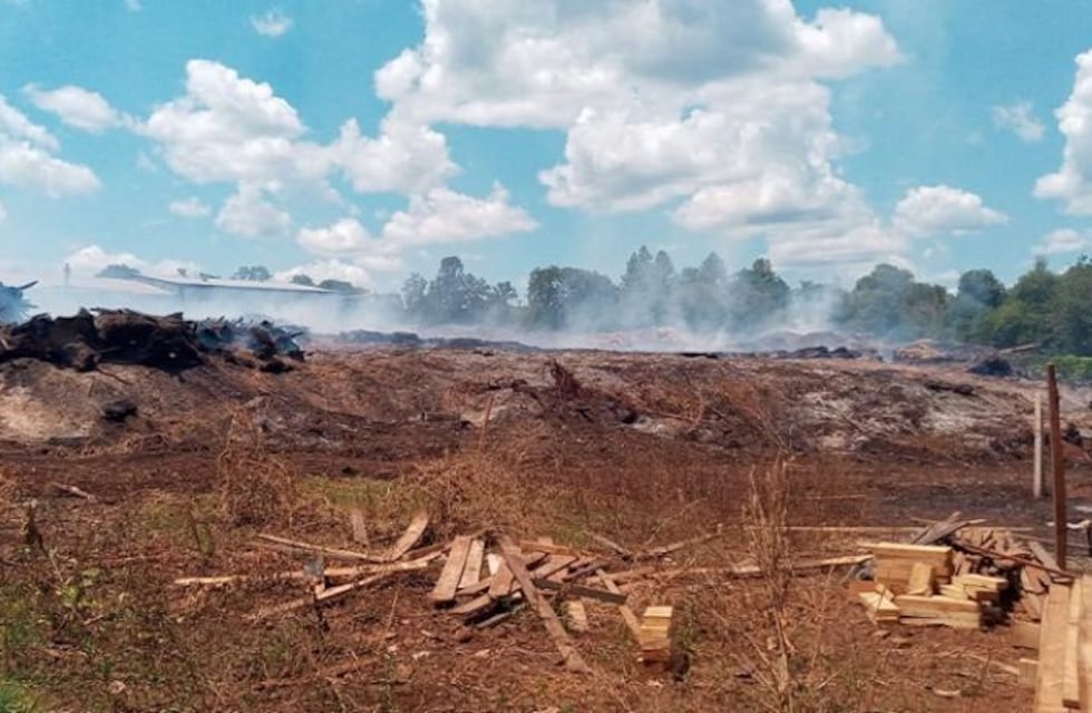 Asisten a vecinos del Km 18 de Eldorado tras un incendio de varias viviendas