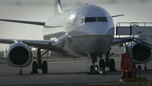 La "tortura" de viajar en avión. Foto: Orlando Pelichotti / Los Andes.