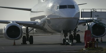 La "tortura" de viajar en avión. Foto: Orlando Pelichotti / Los Andes.