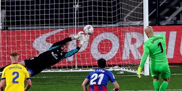 Marko Dmitrovic ya había convertido en la Liga pero Conan le impidió repetir. (EFE)