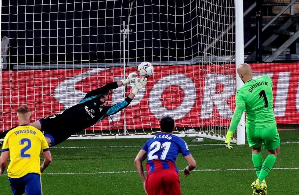 Jeremías Ledesma le atajó un penal al arquero rival y Cádiz ganó duelo clave