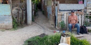 El agua, un servicio escaso en el barrio Toba.