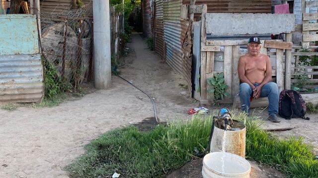 El agua, un servicio escaso en el barrio Toba.