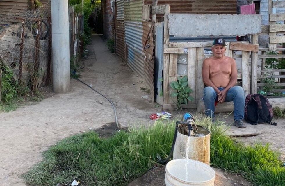Luego de la colecta de bidones, las autoridades de Rosario llevan agua potable al barrio Toba