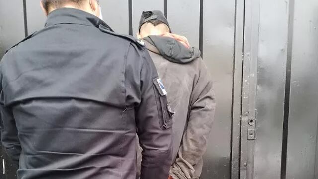 Detuvieron a un presunto barretero señalado por violentar puertas de vehículos en Posadas.