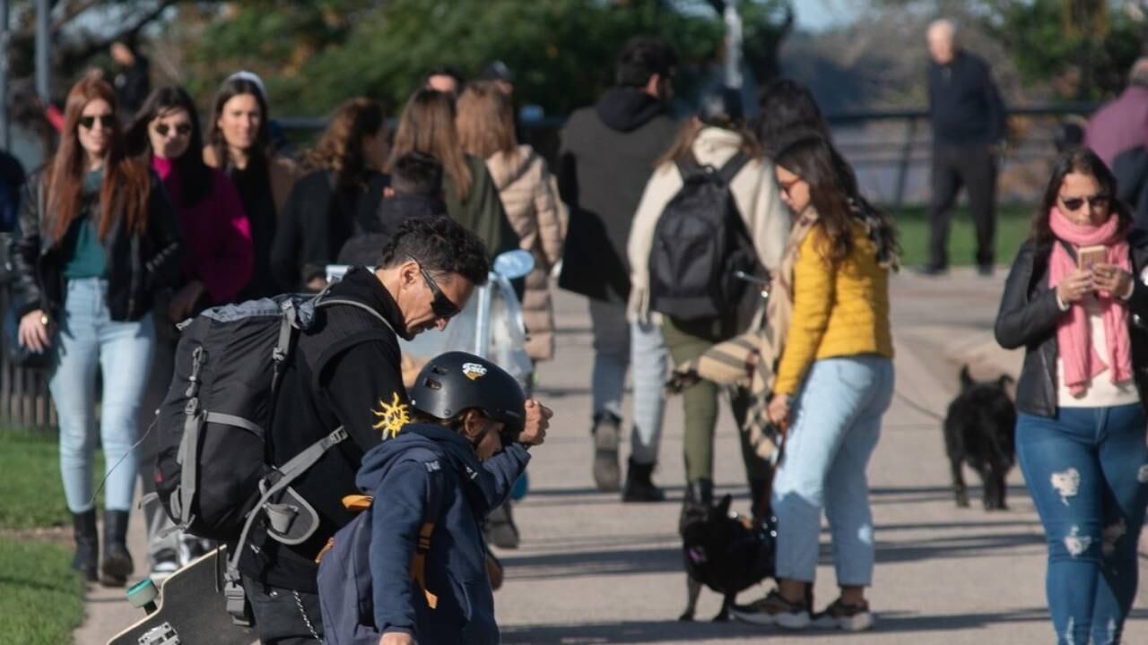 La costanera central del río Paraná es uno de los corredores más populares para disfruta del sol en Rosario durante la temporada de otoño e invierno.